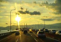 Da Penang auf einer Insel liegt, müssen wir über eine riesige Brücke fahren
