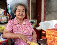 Chinesin auf dem Markt in Georgetown, Penang