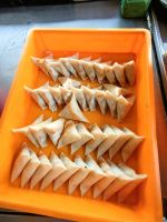 Samosas probieren wir: Frittierte gefüllte Teigtaschen, Spezialität aus Indien, Georgetown