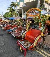 Rikschahauflauf am Morgen vor dem Hotel
