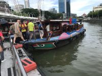 Bootsfahrt durch die Innenstadt von Singapur 
