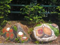 Singapur. Sentosa. Stone-Street-Art: Muskatnüsse