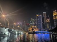 Singapur. Nachts am Fluss