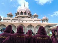 Malaysia. Putrajaya. Wir in der Putra Moschee