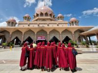 Malaysia. Putrajaya. Wir in der Putra Moschee
