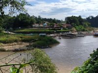 Malaysia. Taman Negara Nationalpark. Gegenüber das Dorf Kuala Tahan