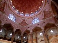 Kuppel der Putra Moschee in Putrajaya aus rosa Granit