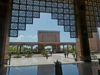 Blick in den Vorhof der Putra Moschee in Putrajaya