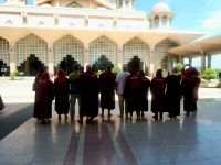 züchtiges Gruppenbild vor der Putra Moschee