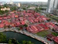 ein alter Stadtteil inmitten von Wolkenkratern in Malakka