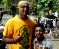 hinduistischer Pilger mit seinem Sohn in den Batu-Caves