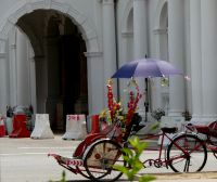 bunt geschmückte Rikscha an der Esplanade von Georgetown