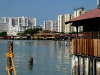 Stelzenhäuser und morderne Hochhäuser in Georgetown