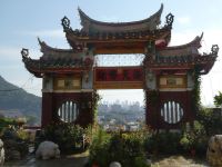 Blick auf die Stadt durch das Tor