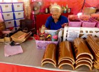 sie bemahlt Ziegel mit Wünschen 