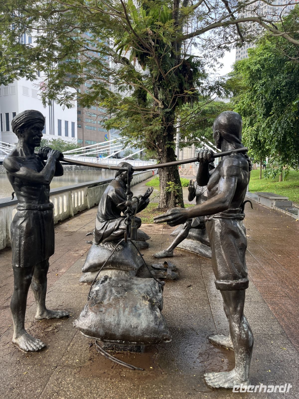 Skulpturenensemble ehrt den chinesischen und indischen Arbeiter, Singapur.jpeg