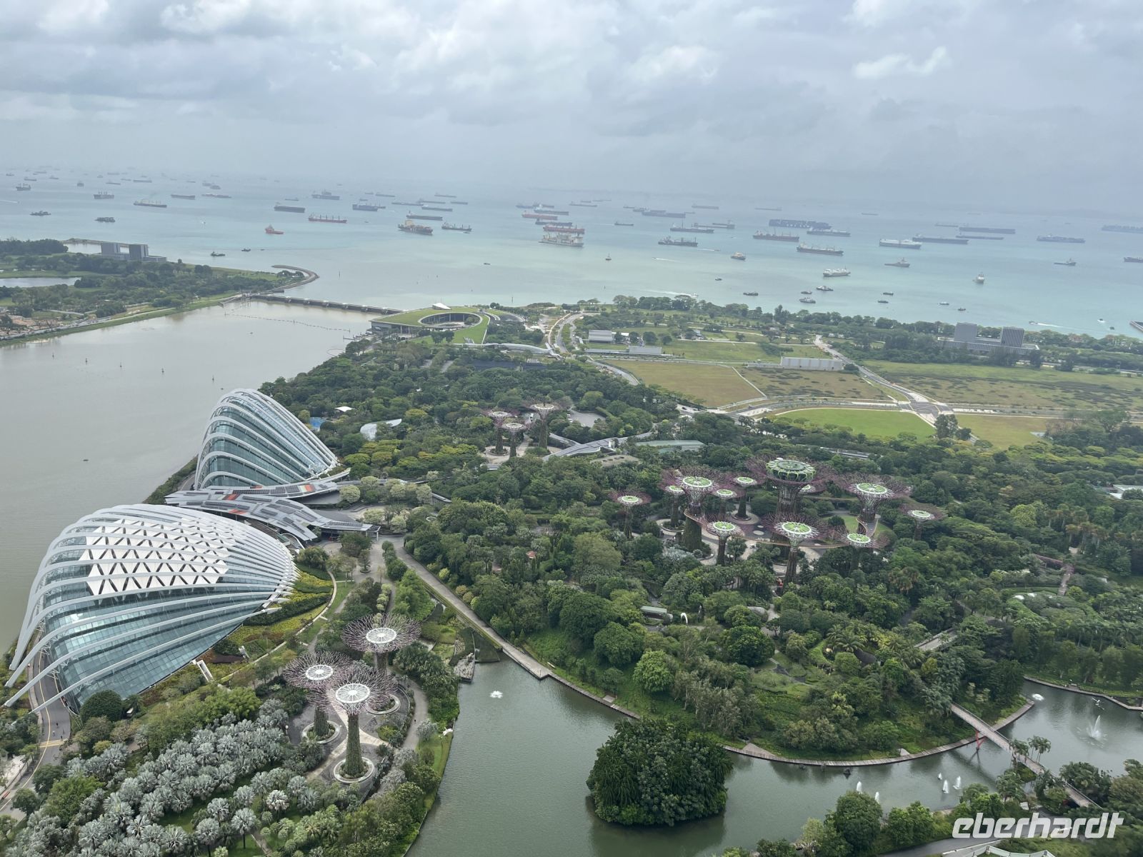 Blick von Marina Bay Sands, Singapur.jpeg