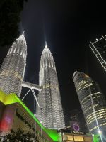 Blick auf Petronas Twin Towers, Kuala Lumpur, Malaysia.jpeg