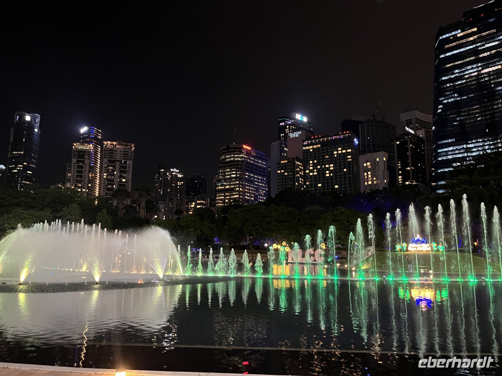 Wasserfontaine, Petronas Twin Towers, Kuala Lumpur, Malaysia.jpeg
