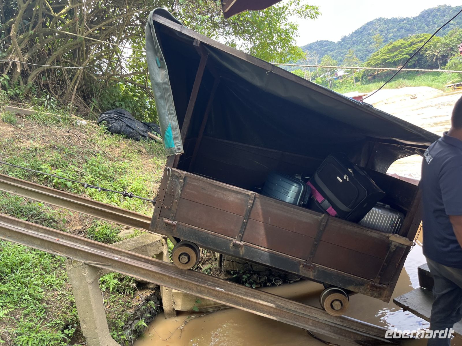 Gepäcktransport, Hotel, Taman Negara, Malaysia.jpeg