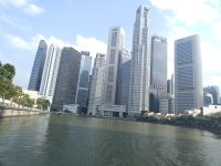 Skylines von Singapur und daneben die 