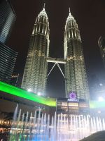 Petronas Tower - Kuala Lumpur - Malaysia mit Lichtershow &ndash; &copy; Marieta Beck (Eberhardt TRAVEL)