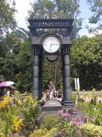 Die Uhr im Orchid Garden - von jede Seite Zeit der Großstädte in Himmelsrichtung &ndash; &copy; Marieta Beck (Eberhardt TRAVEL)