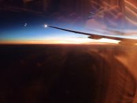 Sonnenuntergang am Horizont - Flug nach Singapur &ndash; &copy; Marieta Beck (Eberhardt TRAVEL)