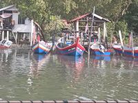 Fischerboote und Siedlungen säumen das Ufer  - Penang, Malaysia &ndash; &copy; Marieta Beck (Eberhardt TRAVEL)