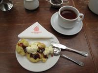 leckere Scones im englischen Teehaus