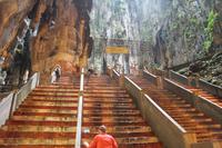 im Inneren der Batu Caves