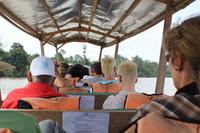 Fahrt mit dem Langboot zum Resort im Taman Negara