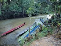 Borneo-Sarawak: Fluss am Langhaus der Iban