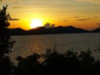 Borneo-Sarawak: Sonnenuntergang am Stausee von Batang Ai