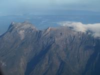 Borneo: Der Mount Kinabalu aus dem Flieger nach Sandakan