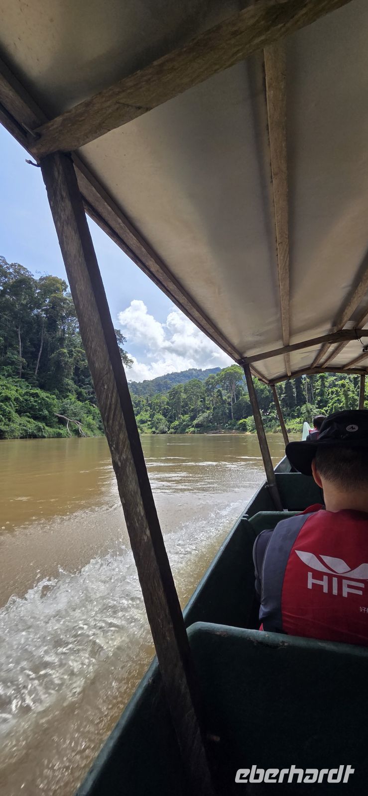 Bootsfahrt entlang des Tembeling River