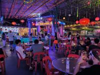 Malaysia. Es wird getanzt im Red Garden. Georgetown / Penang