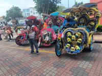 Malaysia. Malakka. Rikschas locken Kinder an