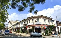 Straße mit Häusern aus der Kolonialzeit in Georgetown, Penang