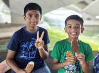 Zwei kleine Einwohner beim Eisschlecken, bei Temperaturen von 32 Grad im Schatten genau das Richtige