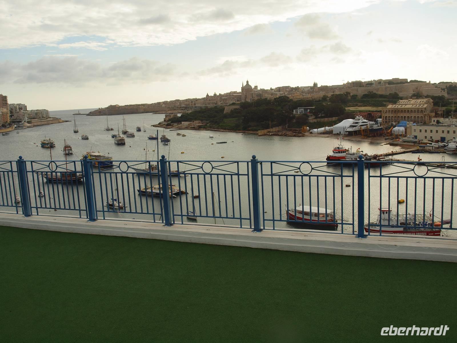 Blick auf Valletta von der Dachterrasse vom Waterfront Hotel