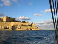 Ausfahrt in das offene Meer – links das Tigne Fort