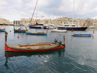 Dghajsa an der Uferpromenade von Senglea