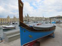 Dghajsa an der Uferpromenade von Senglea