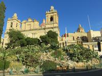 Die St. Lawrence Kirche – rechts das Freiheitsdenkmal