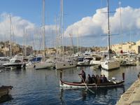 Ein Wassertaxi, eine Dghajsa, startet zur Überfahrt