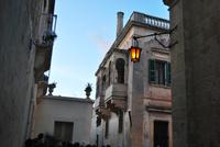 Leuchtende Laternen - Gasse in Mdina