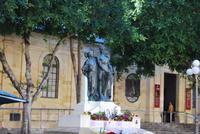 Skulptur vor der St. John's Co-Cathedral