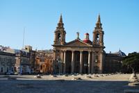 St. Publius Kirche mit Kornspeicher davor 