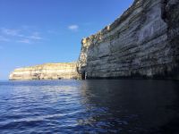 Steilküste mit Schichtungen